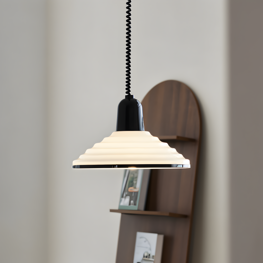 Kremowa lampa sufitowa metalowa z czarnym kablem