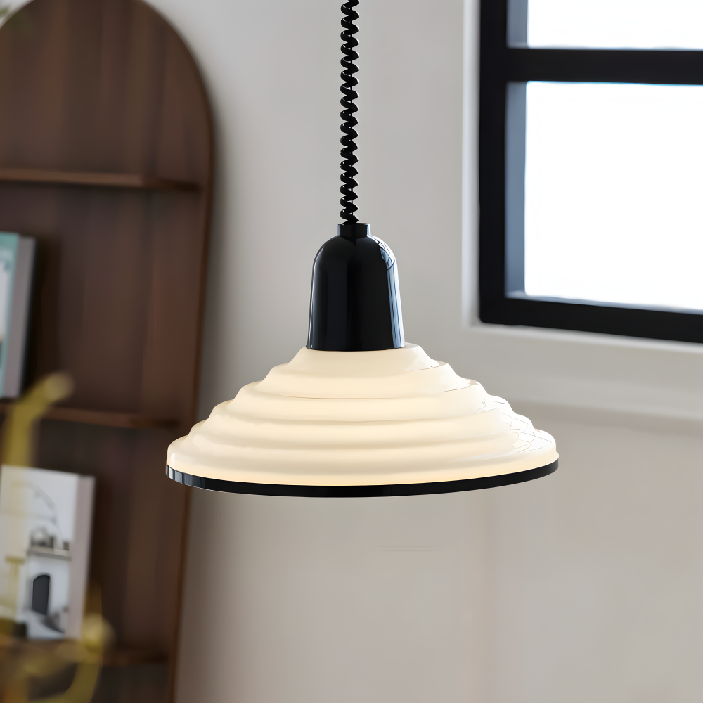 Kremowa lampa sufitowa metalowa z czarnym kablem