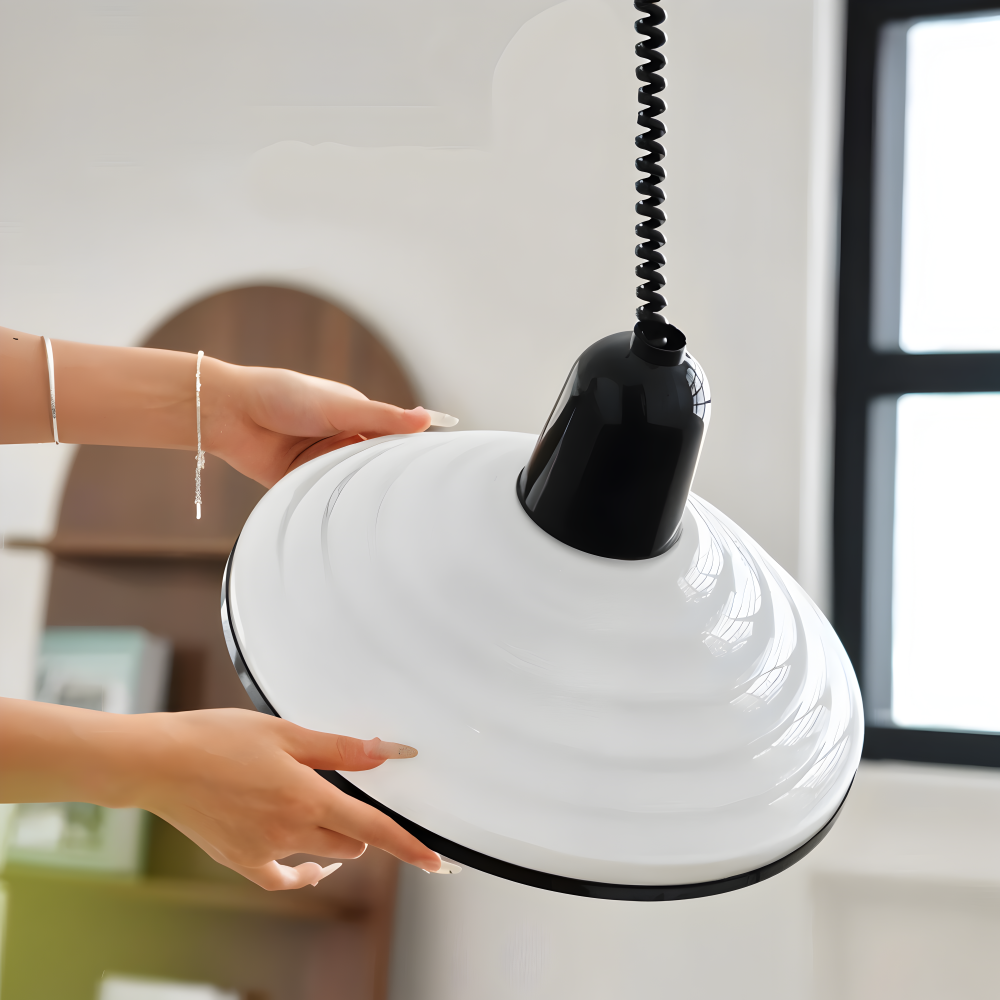 Kremowa lampa sufitowa metalowa z czarnym kablem