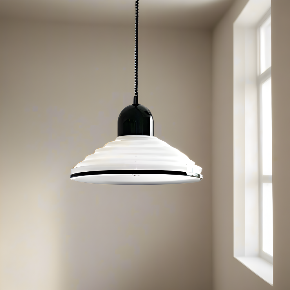 Kremowa lampa sufitowa metalowa z czarnym kablem