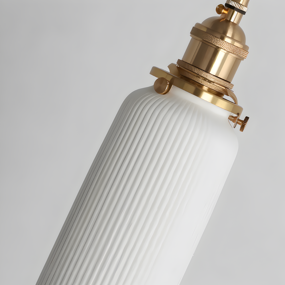 Kinkiet ceramiczny biały z ryflowanym kloszem