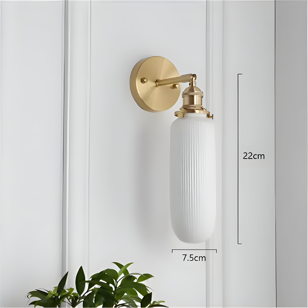 Kinkiet ceramiczny biały z ryflowanym kloszem