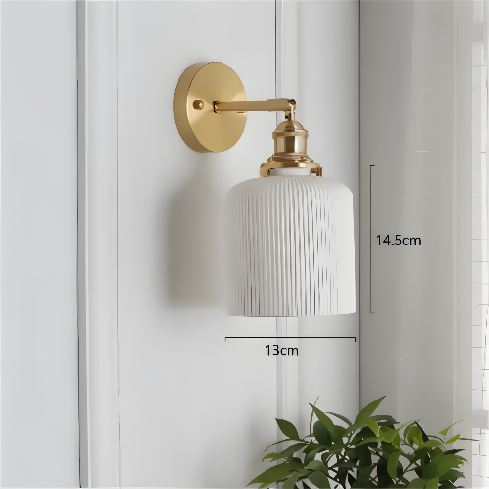 Kinkiet ceramiczny biały z ryflowanym kloszem