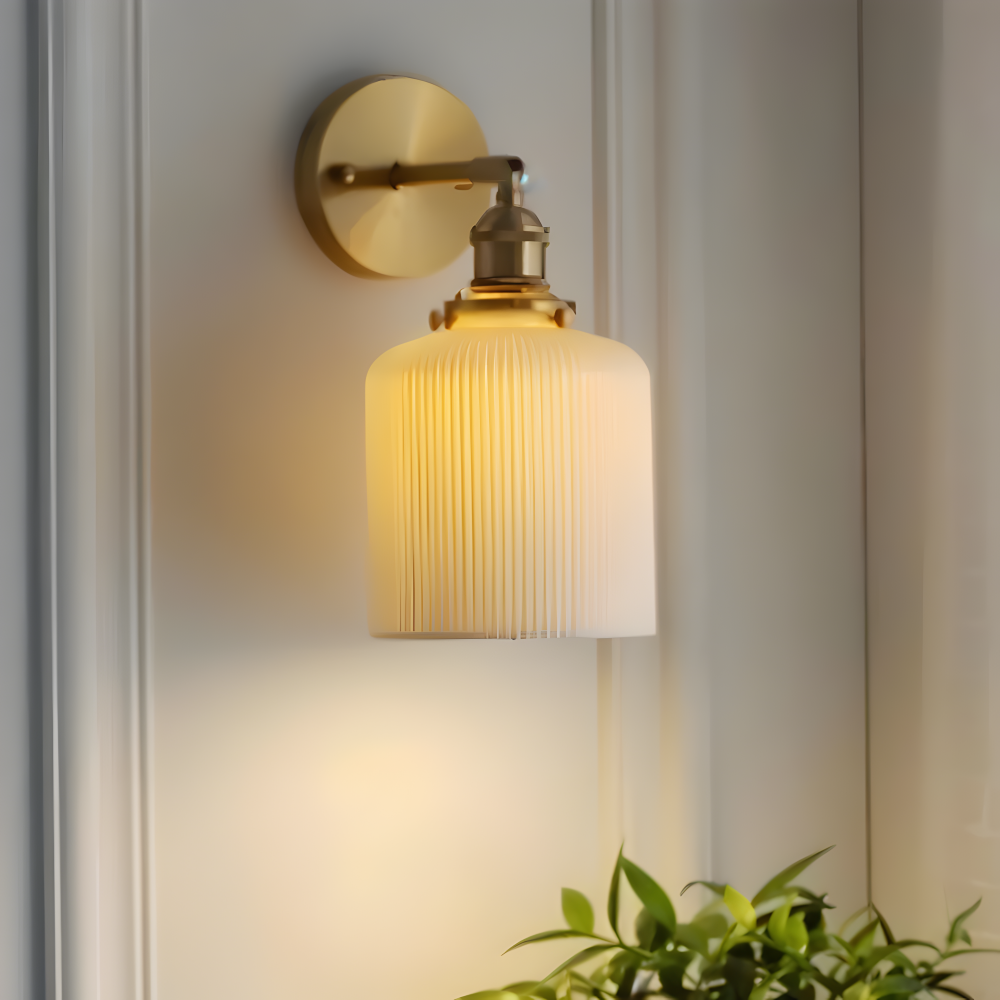 Kinkiet ceramiczny biały z ryflowanym kloszem