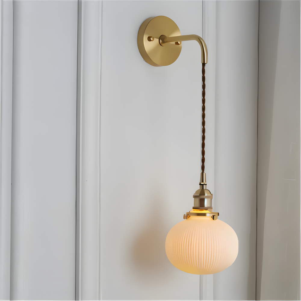 Kinkiet ceramiczny biały z ryflowanym kloszem
