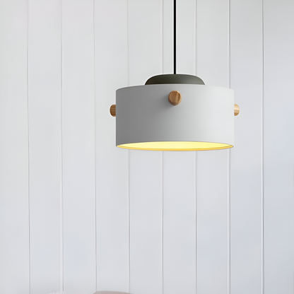Skandynawska lampa wisząca z drewna i metalu do jadalni