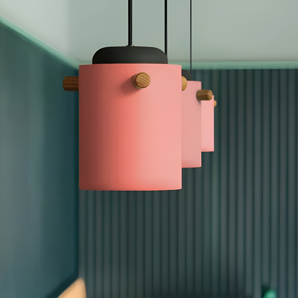 Skandynawska lampa wisząca z drewna i metalu do jadalni