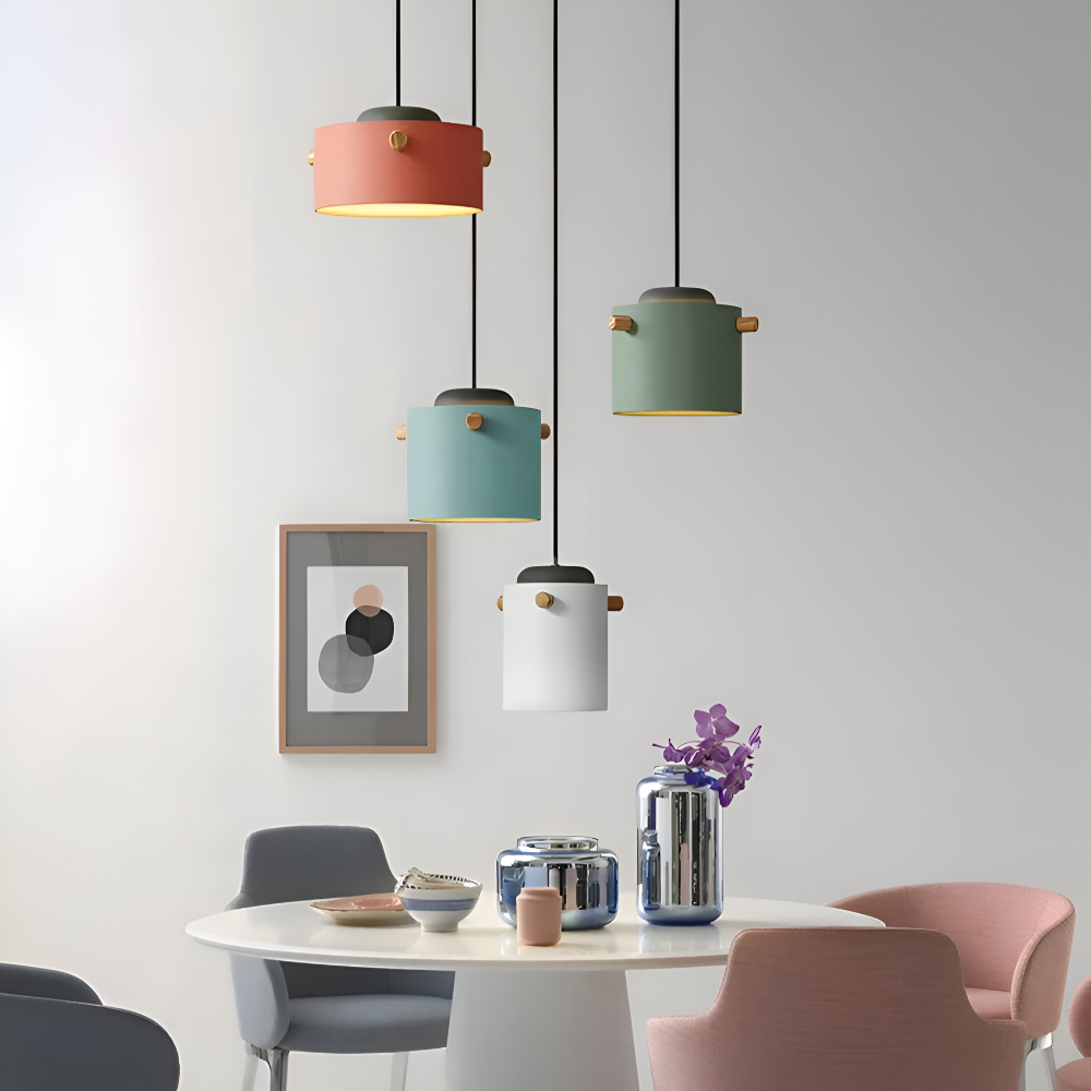 Skandynawska lampa wisząca z drewna i metalu do jadalni