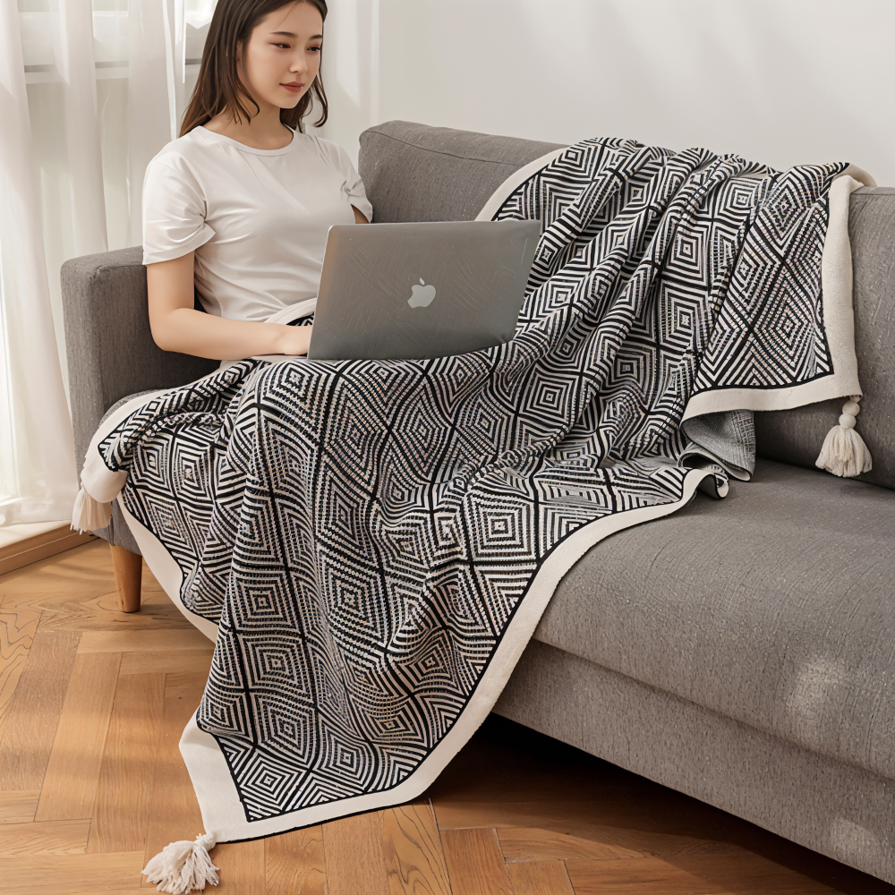 Czarno-biały koc fleece geometryczny z frędzlami