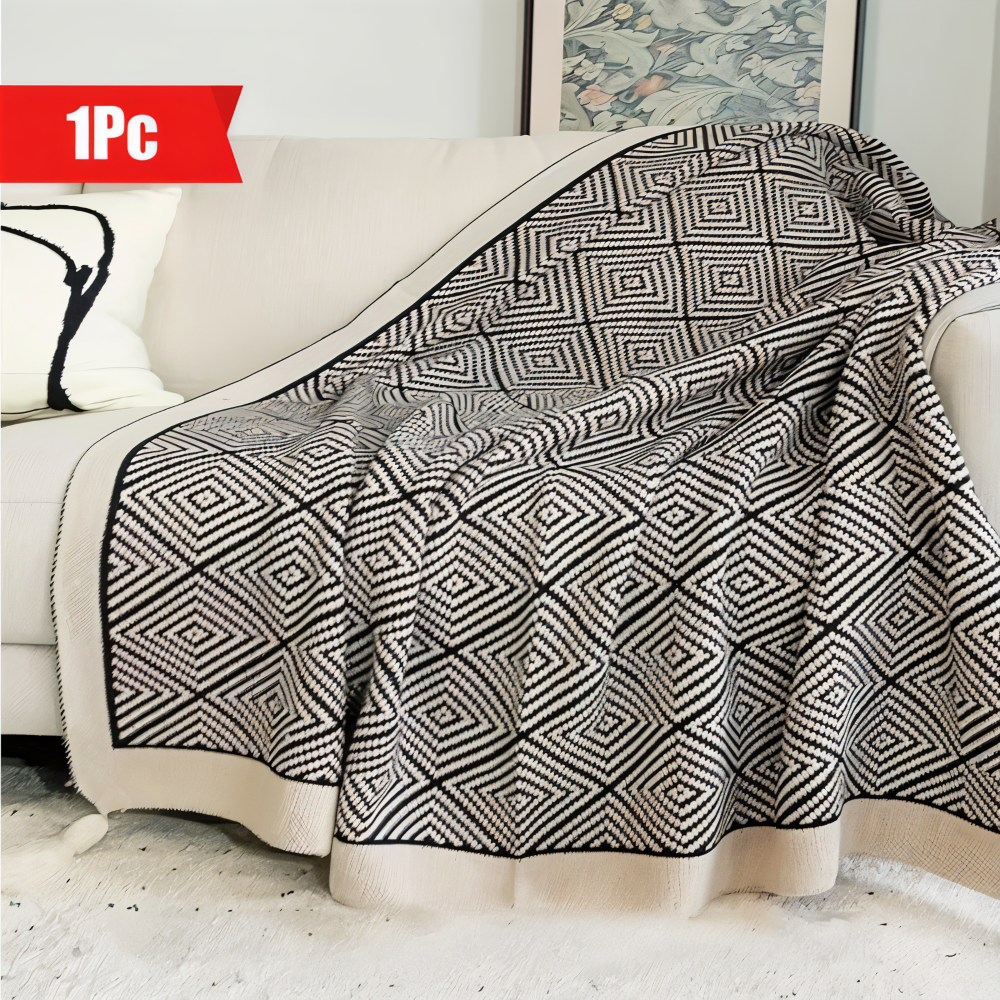 Czarno-biały koc fleece geometryczny z frędzlami