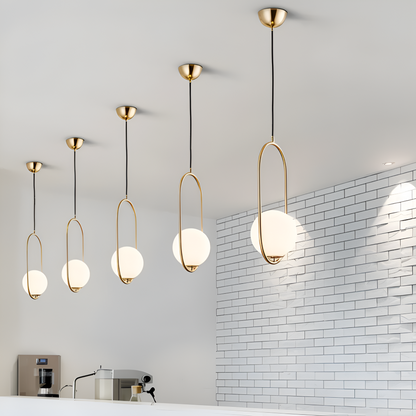 Lampa wisząca złota LED z kulą szklaną do salonu