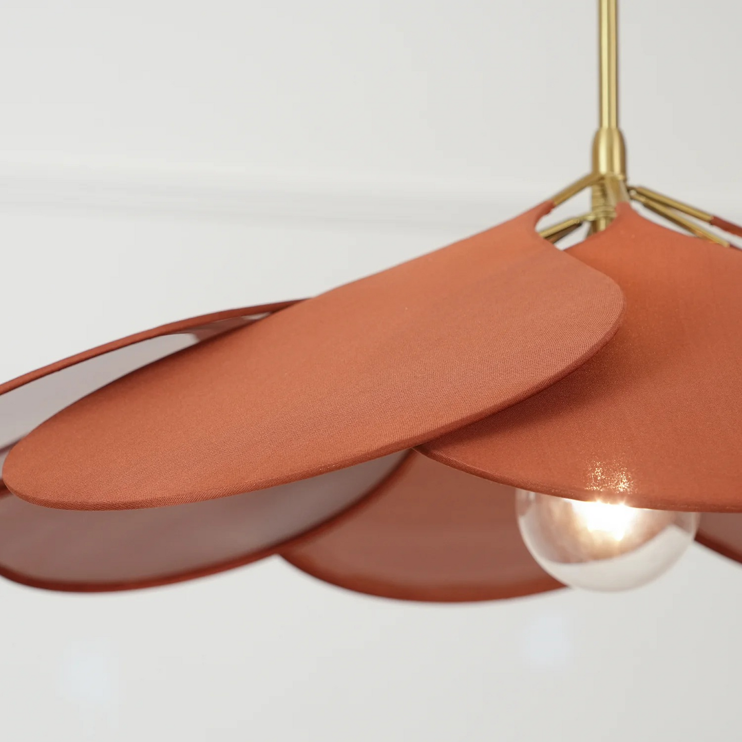 Lampa wisząca vintage z kwiatowym kloszem z tkaniny