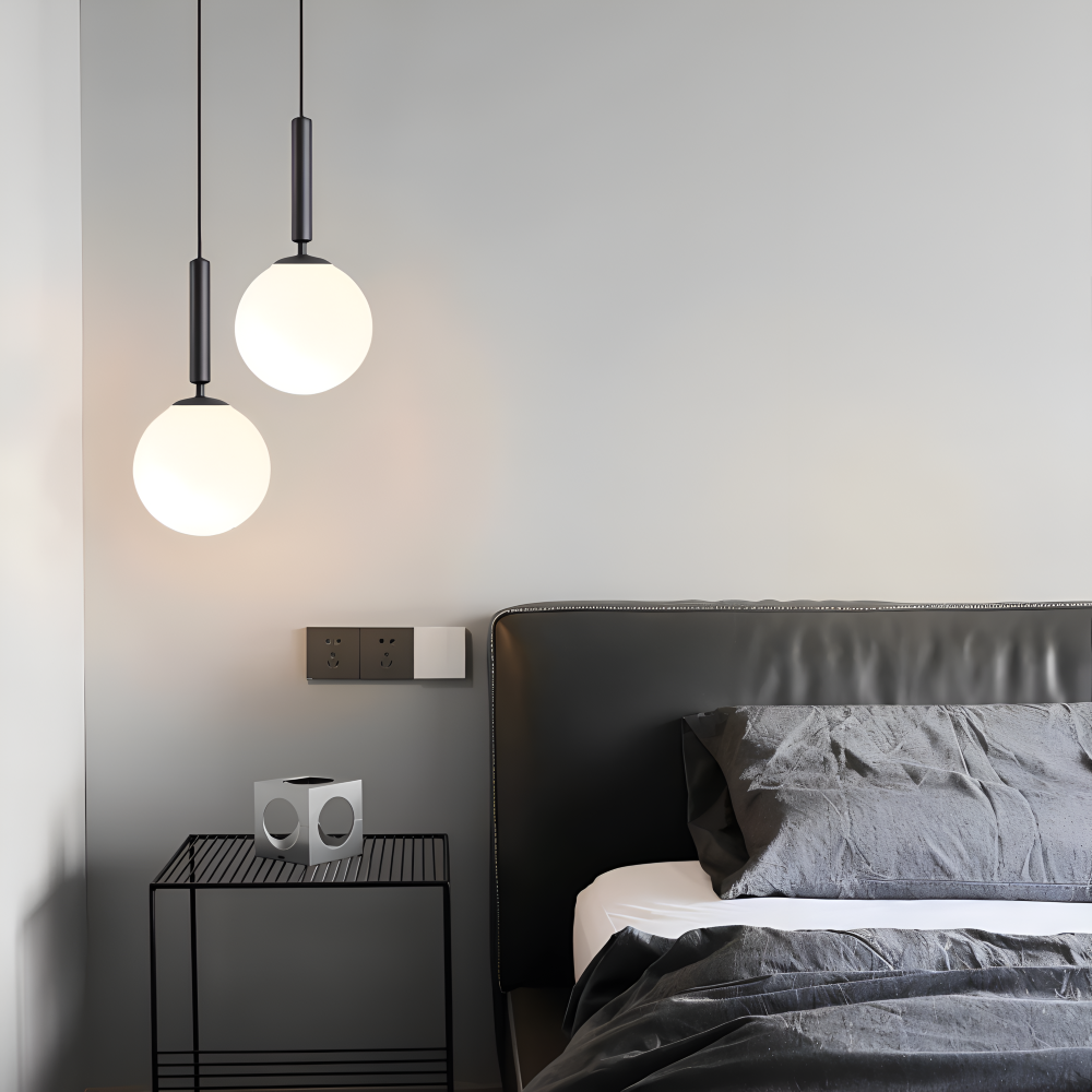 Biała lampa wisząca ze szklanym kloszem do salonu