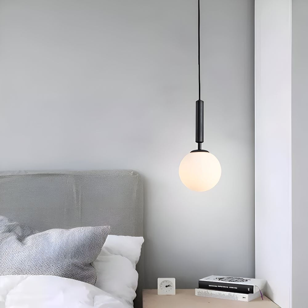 Biała lampa wisząca ze szklanym kloszem do salonu