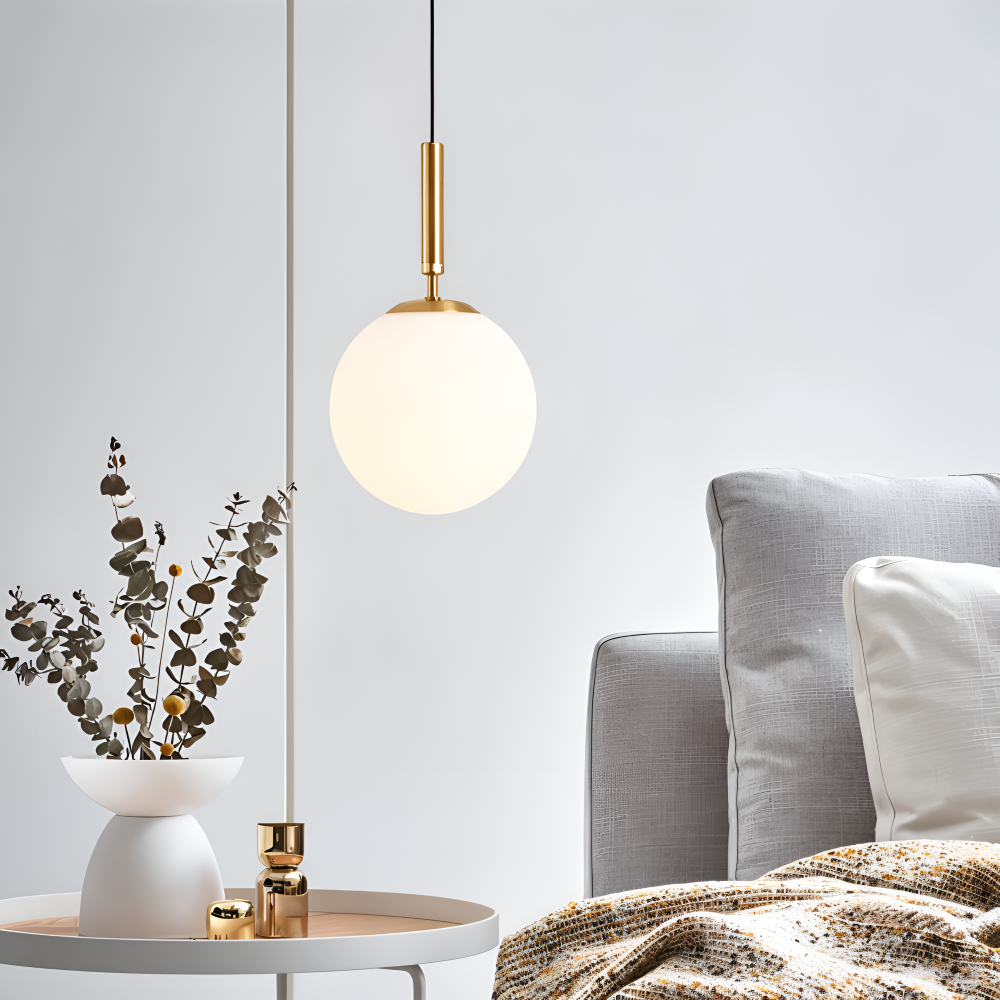 Biała lampa wisząca ze szklanym kloszem do salonu