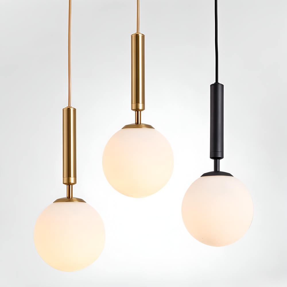 Biała lampa wisząca ze szklanym kloszem do salonu