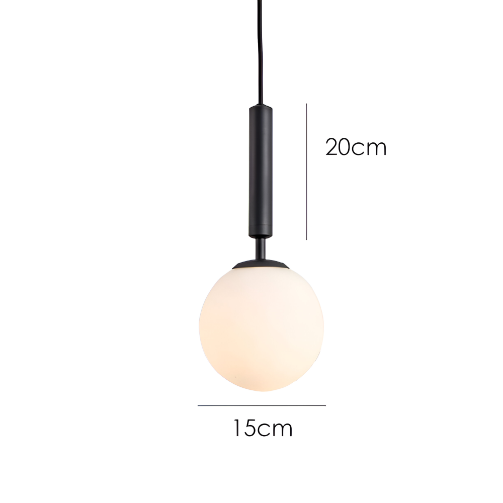 Biała lampa wisząca ze szklanym kloszem do salonu