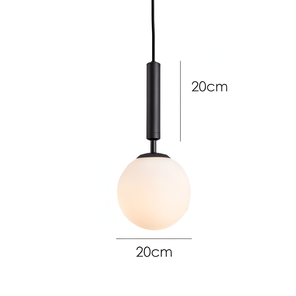 Biała lampa wisząca ze szklanym kloszem do salonu
