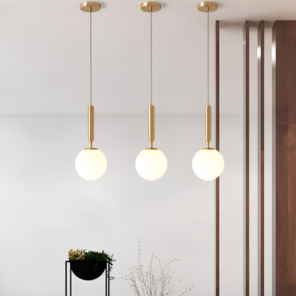Biała lampa wisząca ze szklanym kloszem do salonu