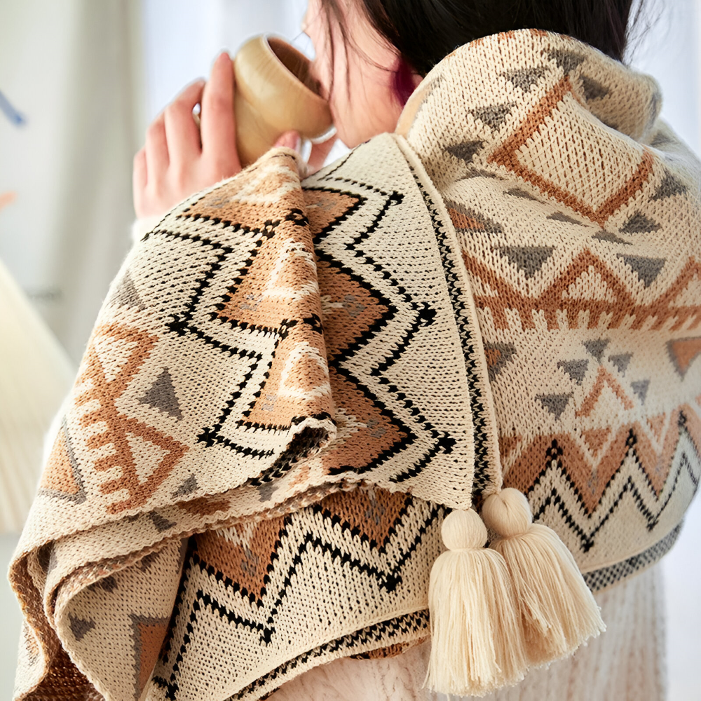 Koc boho z geometrycznym wzorem i frędzlami