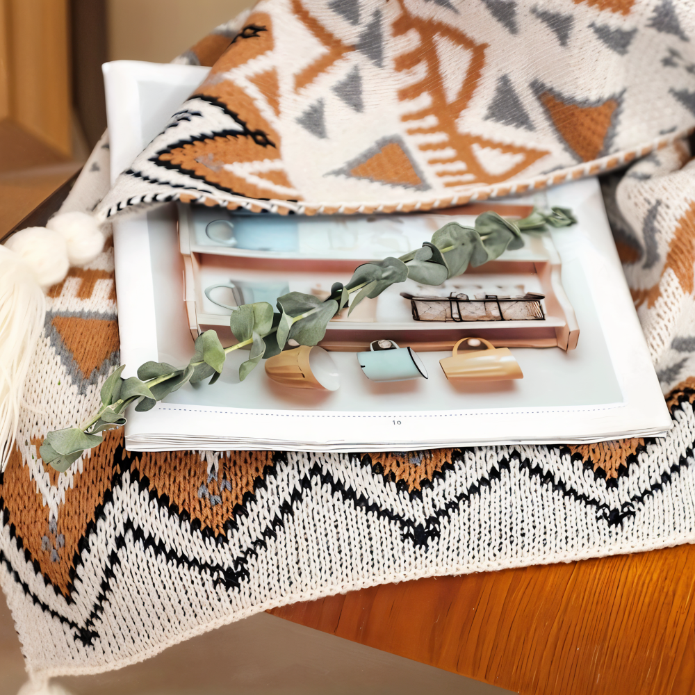 Koc boho z geometrycznym wzorem i frędzlami