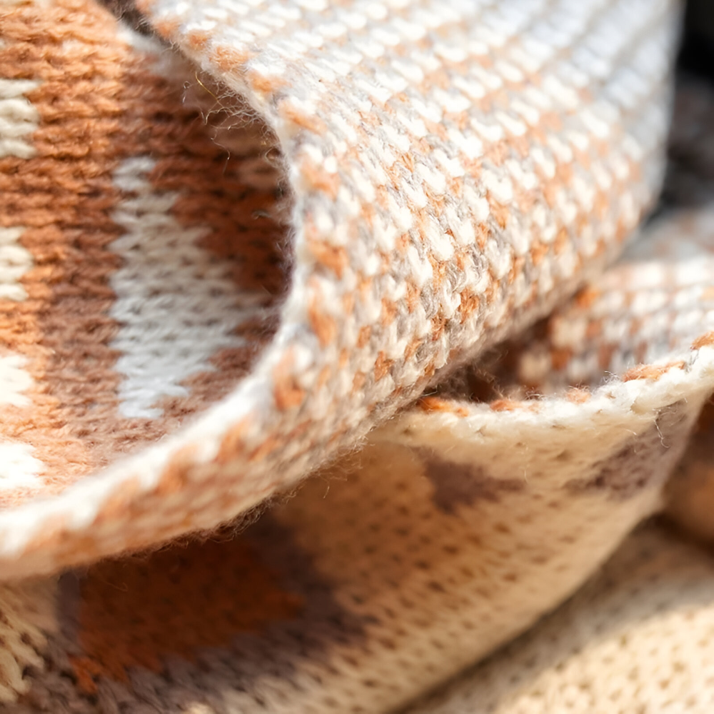 Koc boho z geometrycznym wzorem i frędzlami