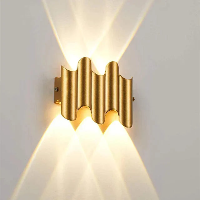 Czarno-złota lampa ścienna LED nowoczesna