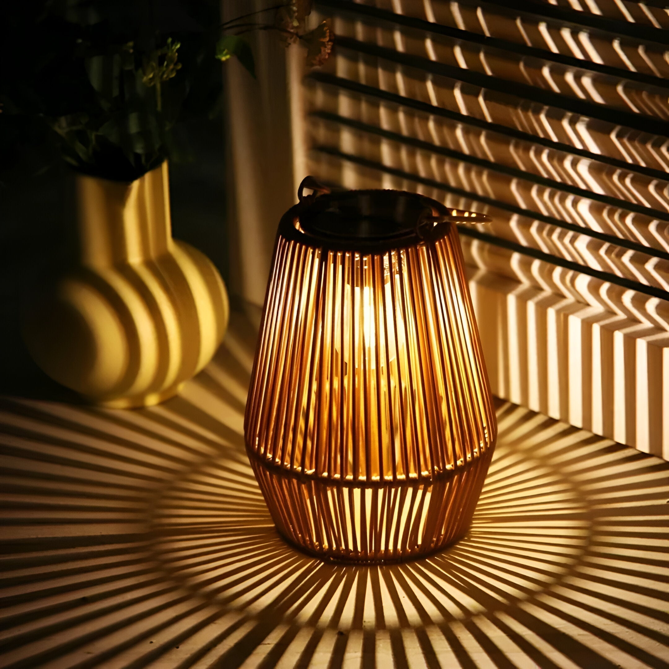 Solarna lampa wisząca z rattanu do ogrodu