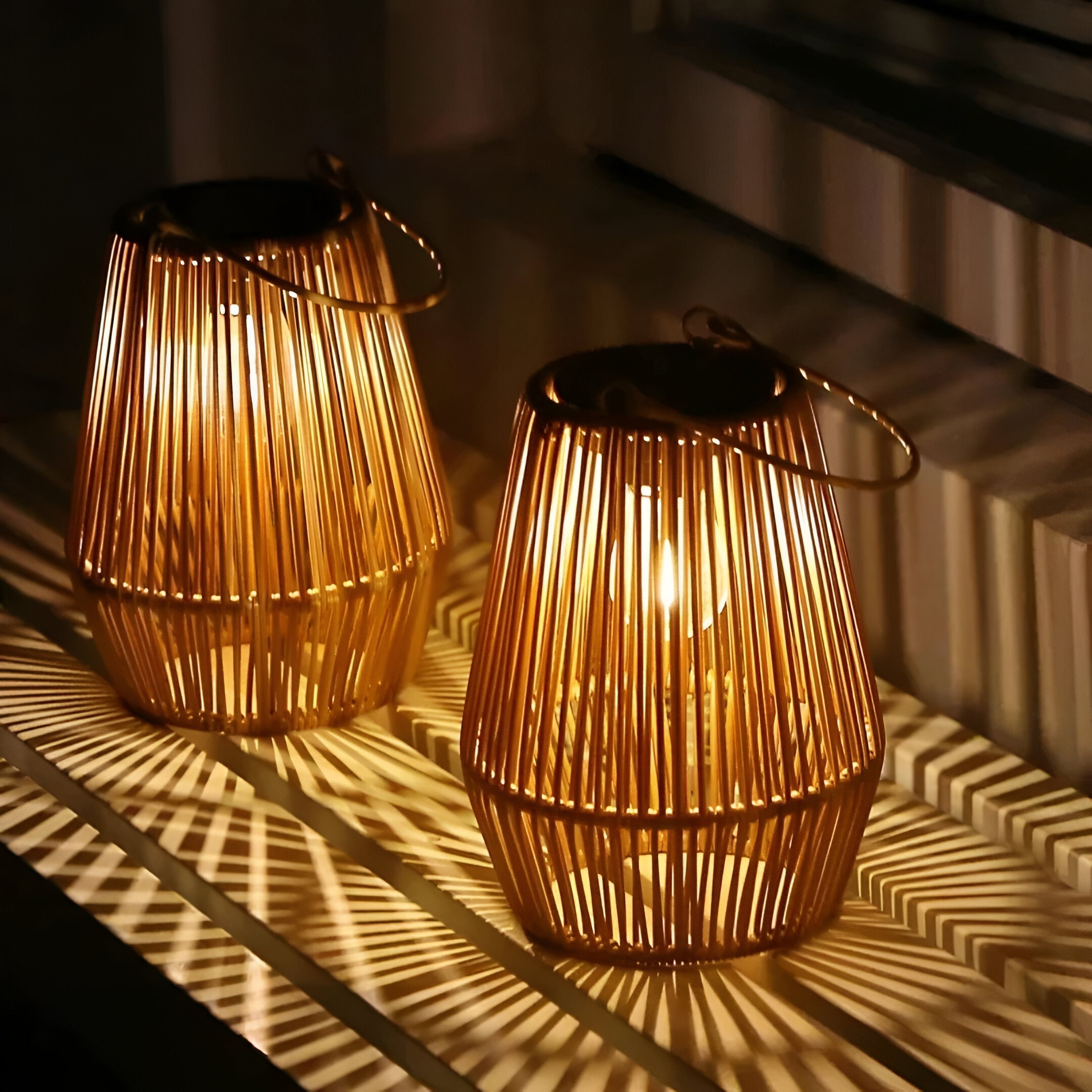 Solarna lampa wisząca z rattanu do ogrodu