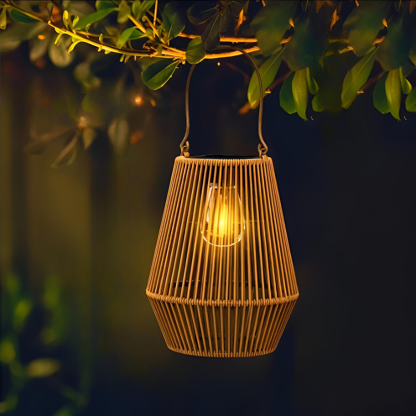 Solarna lampa wisząca z rattanu do ogrodu