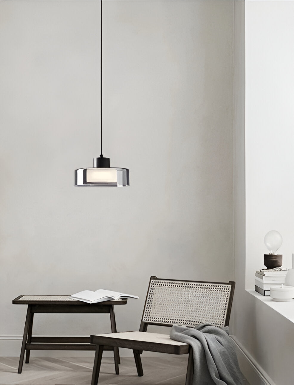 Lampa wisząca z przydymionego szkła nowoczesna