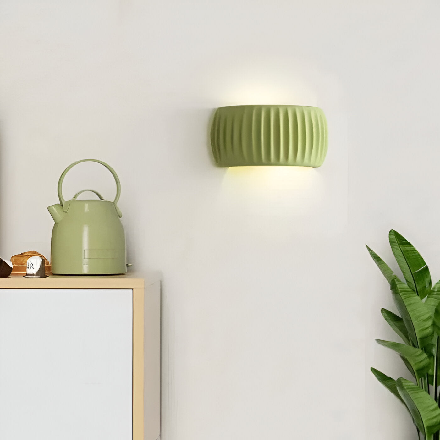 Zielona lampa ścienna LED z ryflowanej żywicy
