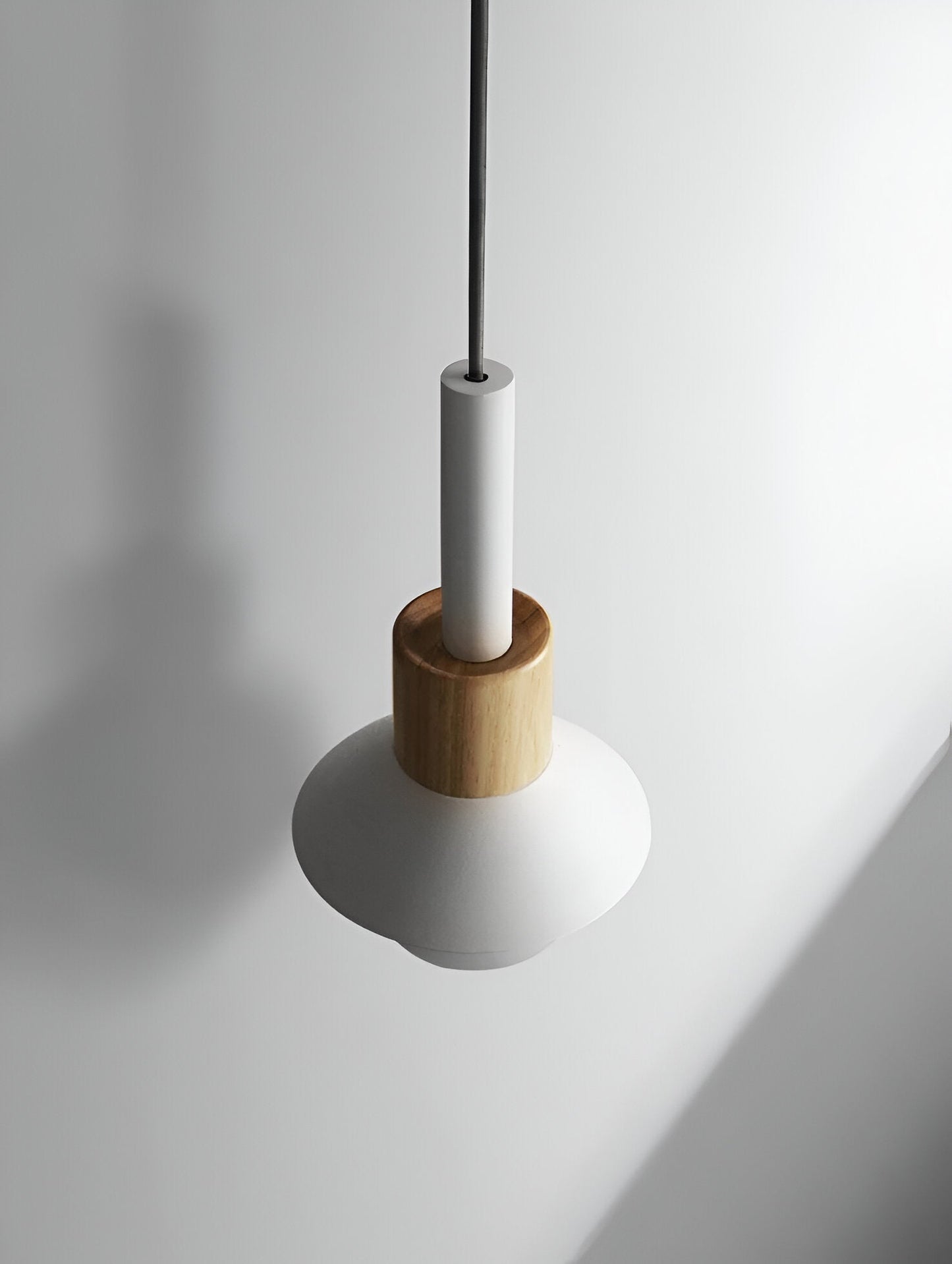 Kolorowa lampa wisząca w stylu skandynawskim do kuchni i jadalni
