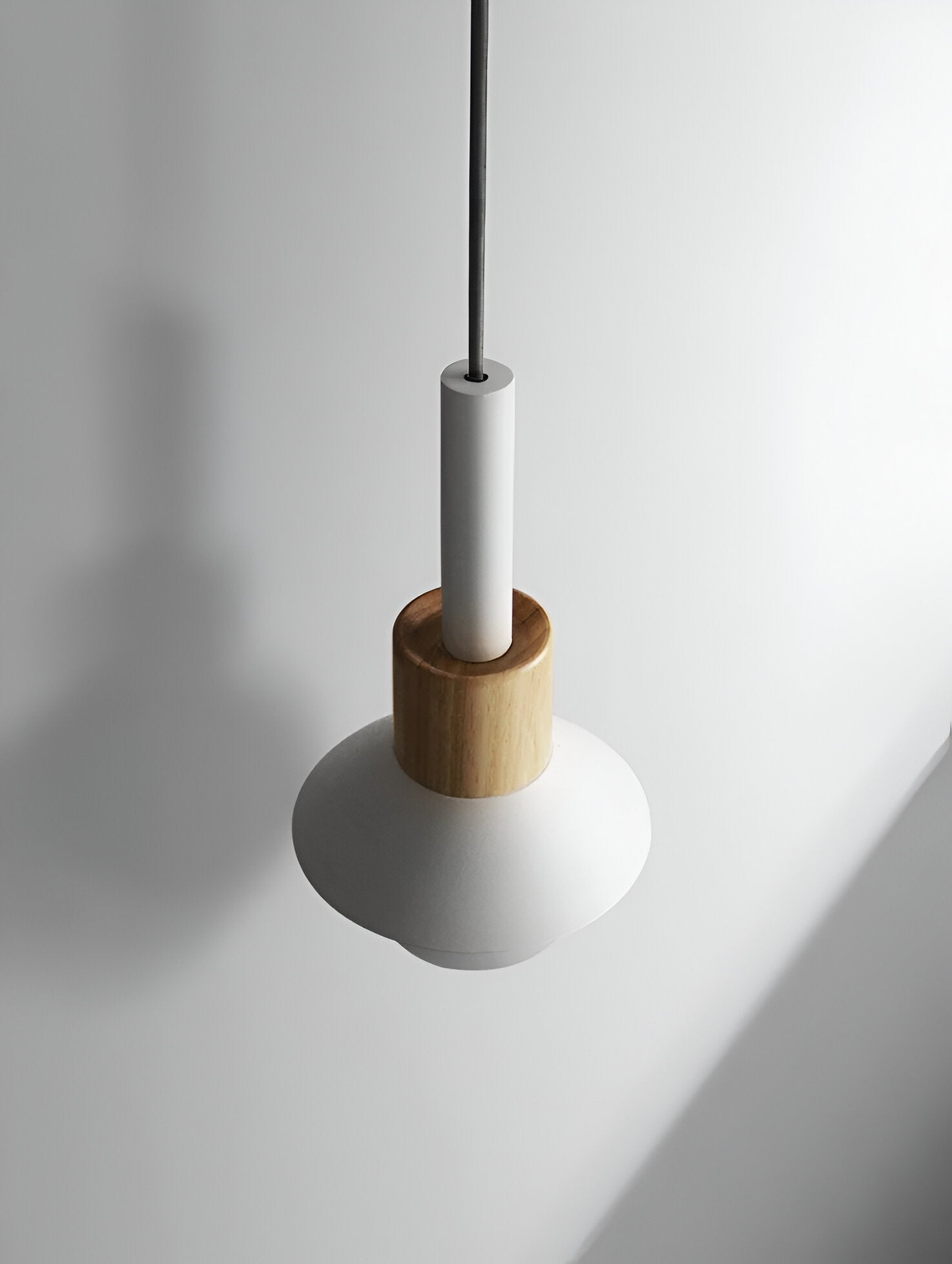 Kolorowa lampa wisząca w stylu skandynawskim do kuchni i jadalni