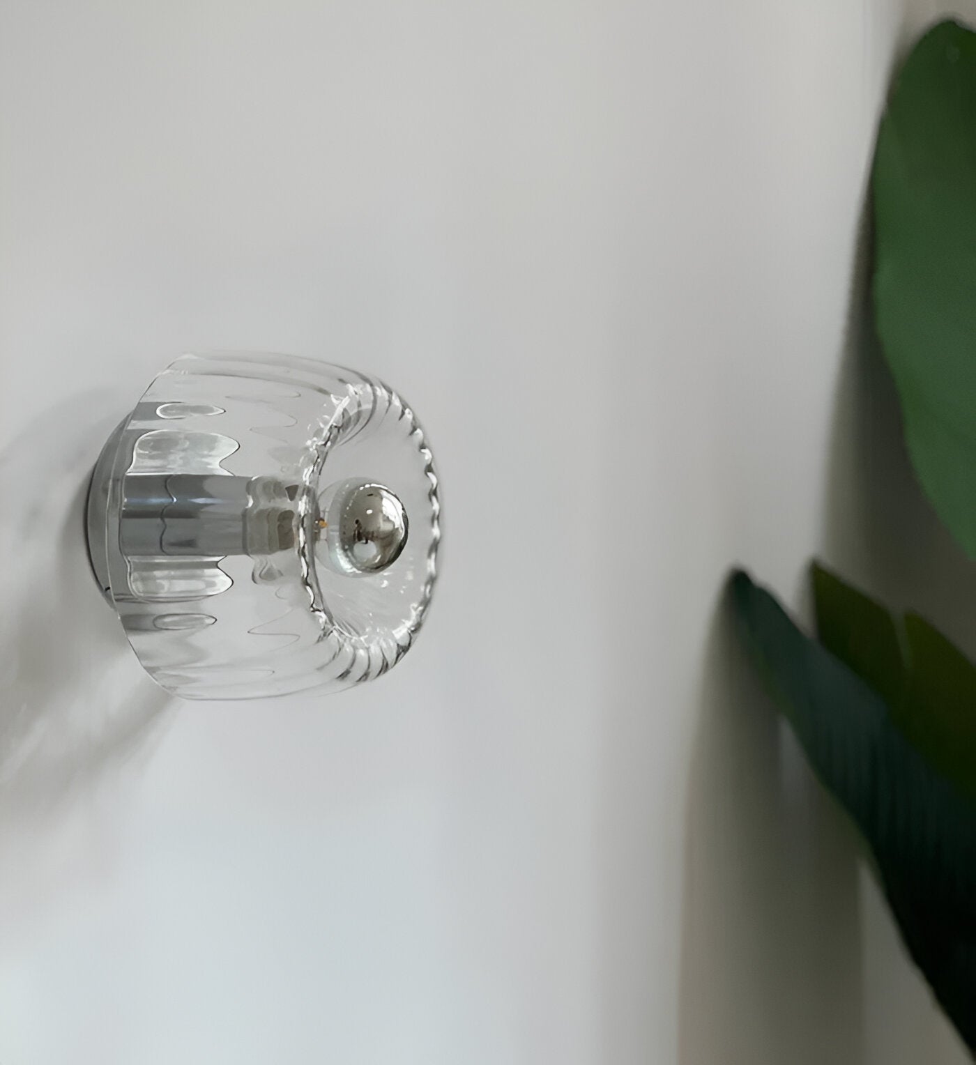 Lampa ścienna z ryflowanego szkła w stylu Bauhaus