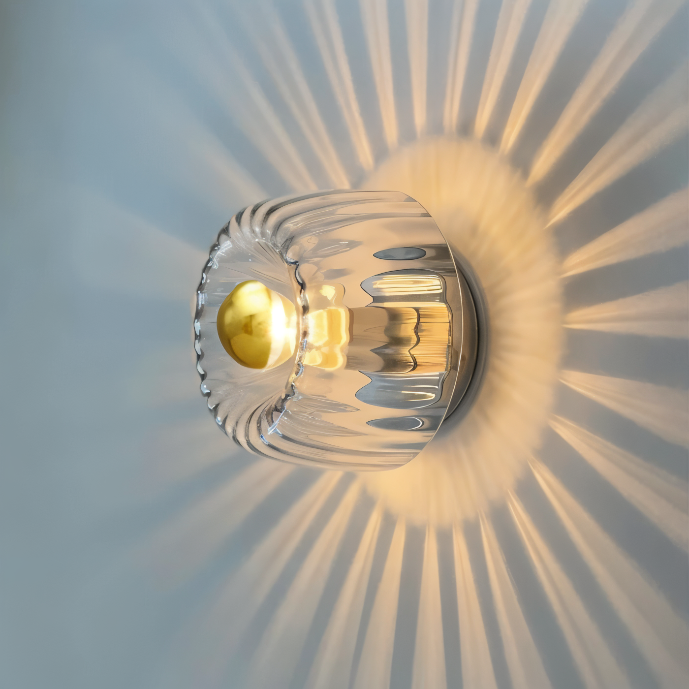 Lampa ścienna z ryflowanego szkła w stylu Bauhaus