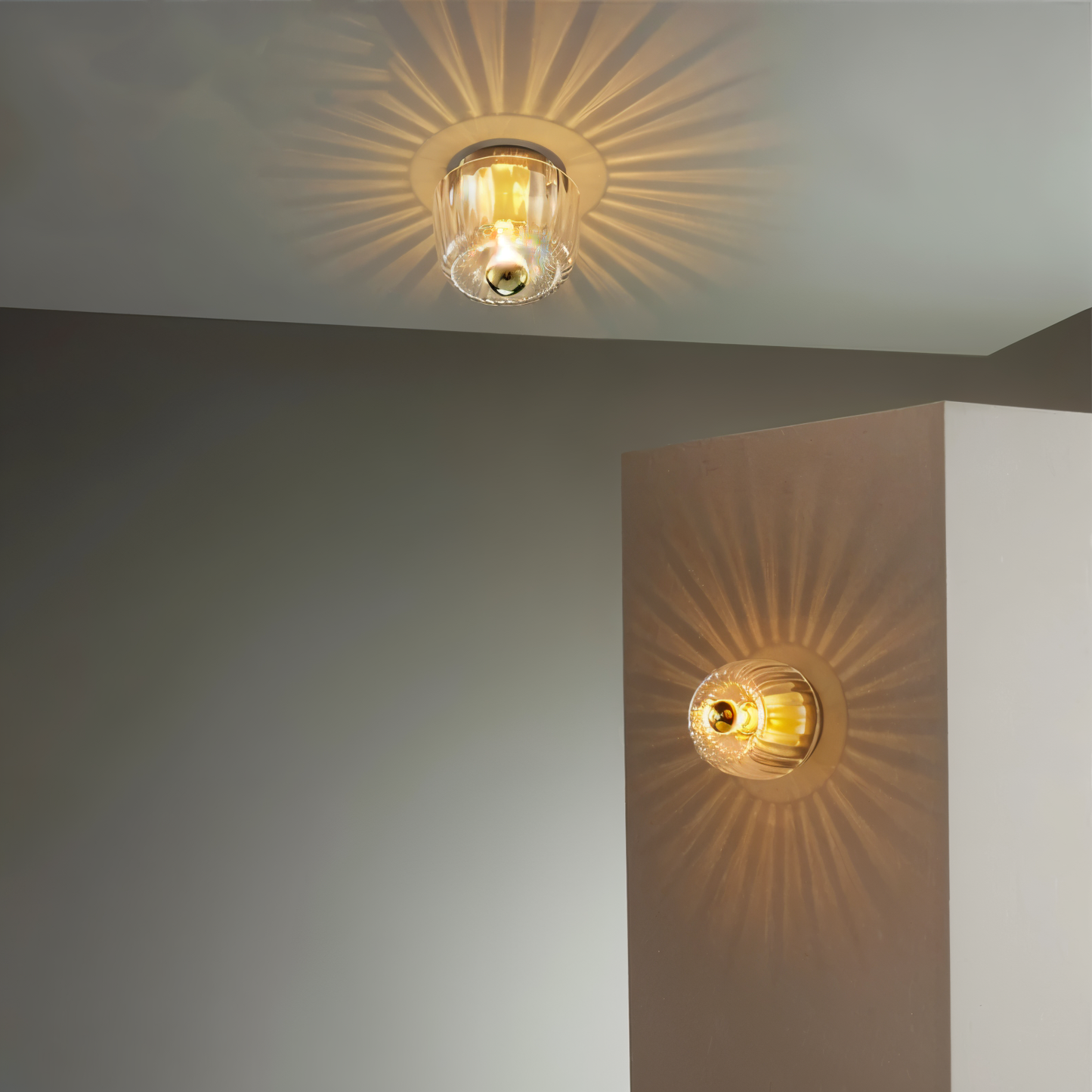 Lampa ścienna z ryflowanego szkła w stylu Bauhaus
