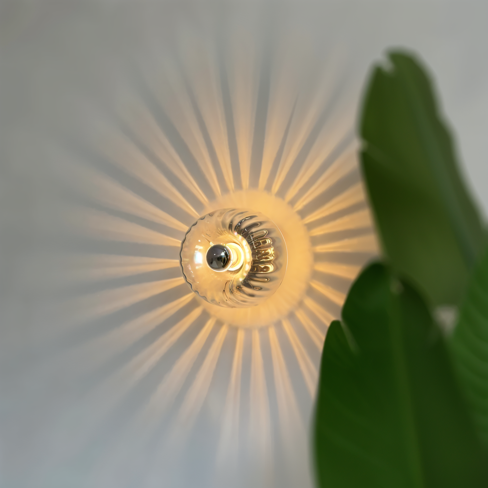 Lampa ścienna z ryflowanego szkła w stylu Bauhaus