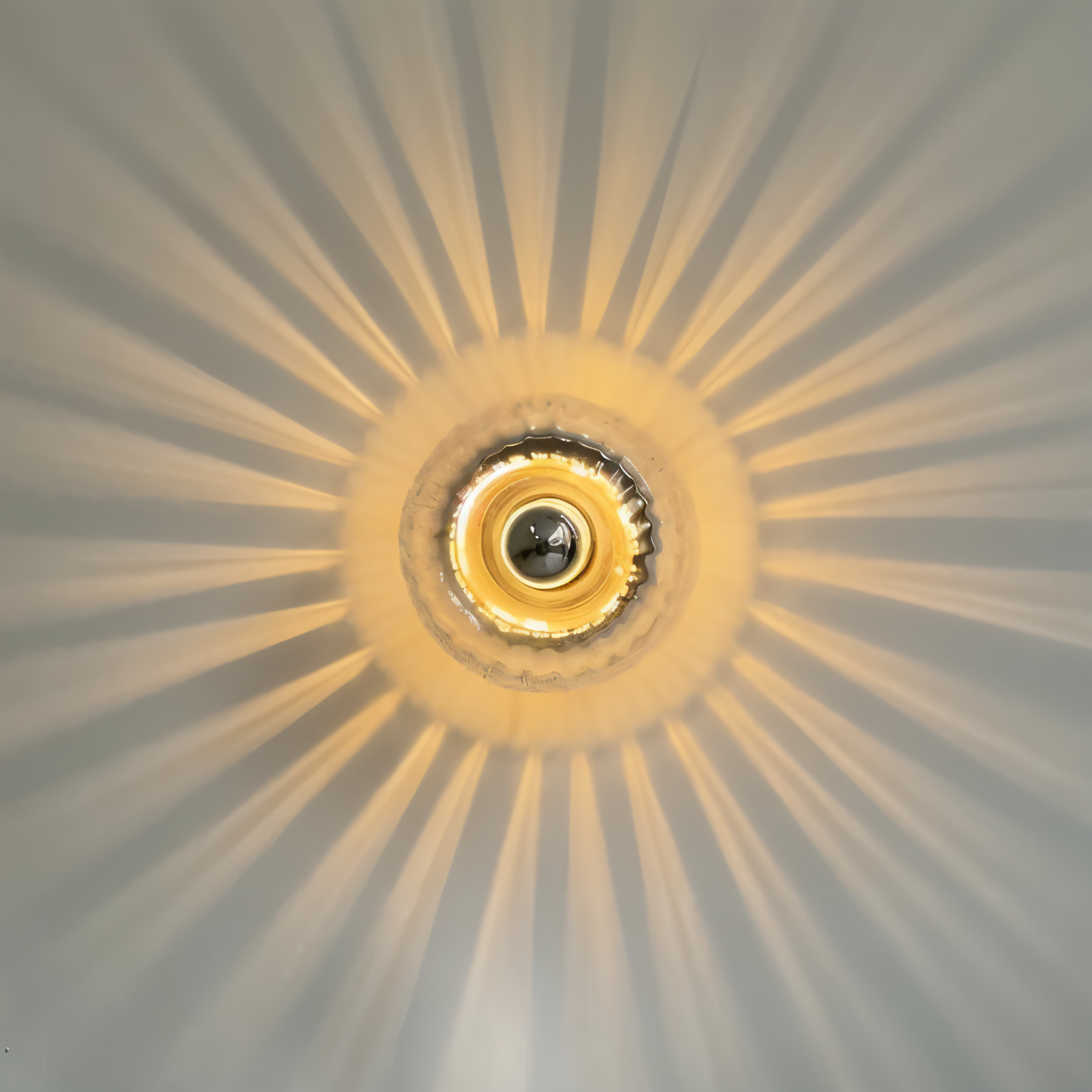 Lampa ścienna z ryflowanego szkła w stylu Bauhaus
