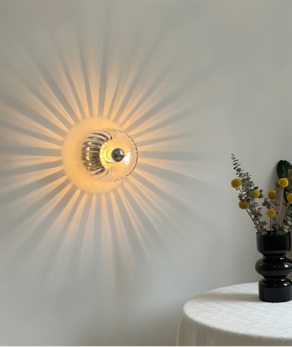 Lampa ścienna z ryflowanego szkła w stylu Bauhaus