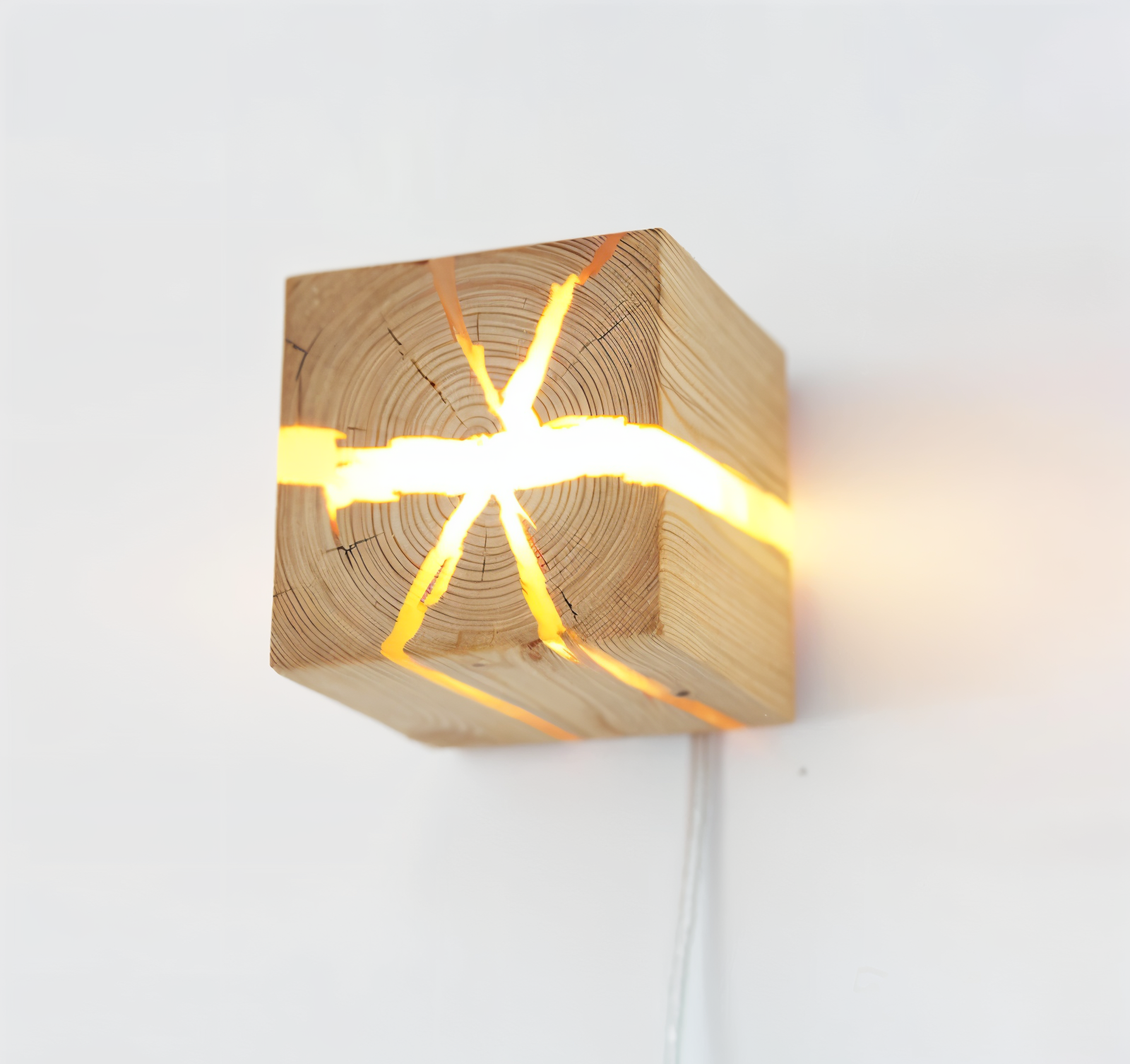 Drewniana lampa ścienna LED 8x8 cm handmade