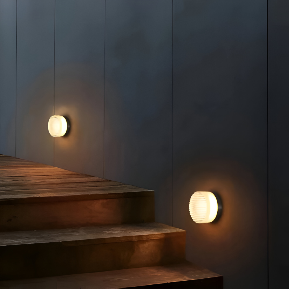 Okrągła prążkowana lampa ścienna LED ze szkła