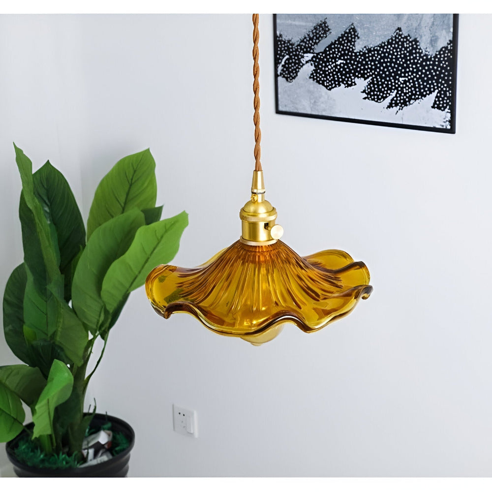 Lampa wisząca z kolorowego szkła z miedzianym akcentem