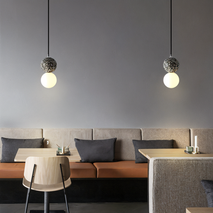 Lampa wisząca szklana rzeźbiona z metalem