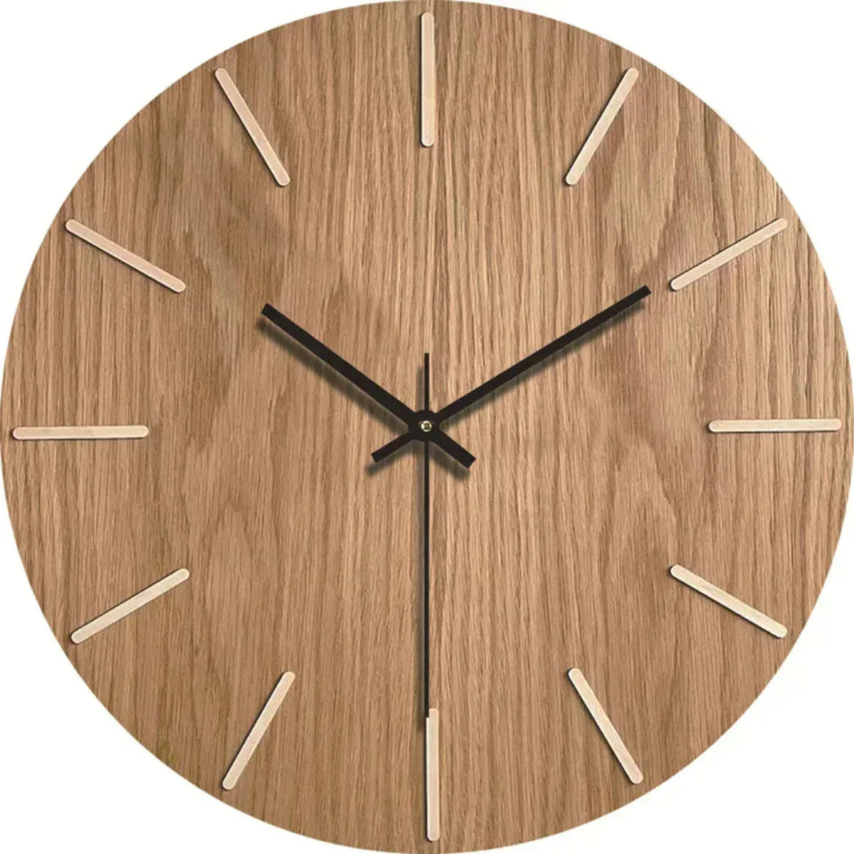 Cichy zegar ścienny z efektem drewna