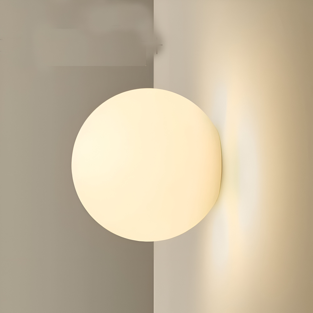 Okrągła lampa ścienna z mlecznego szkła minimalistyczna