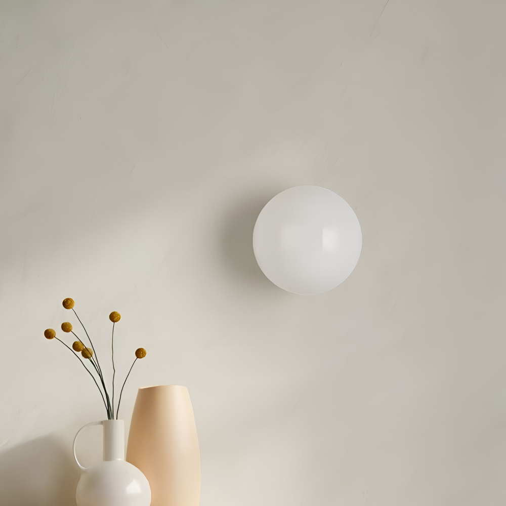 Okrągła lampa ścienna z mlecznego szkła minimalistyczna