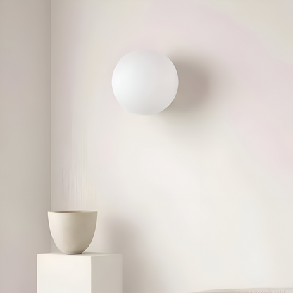 Okrągła lampa ścienna z mlecznego szkła minimalistyczna