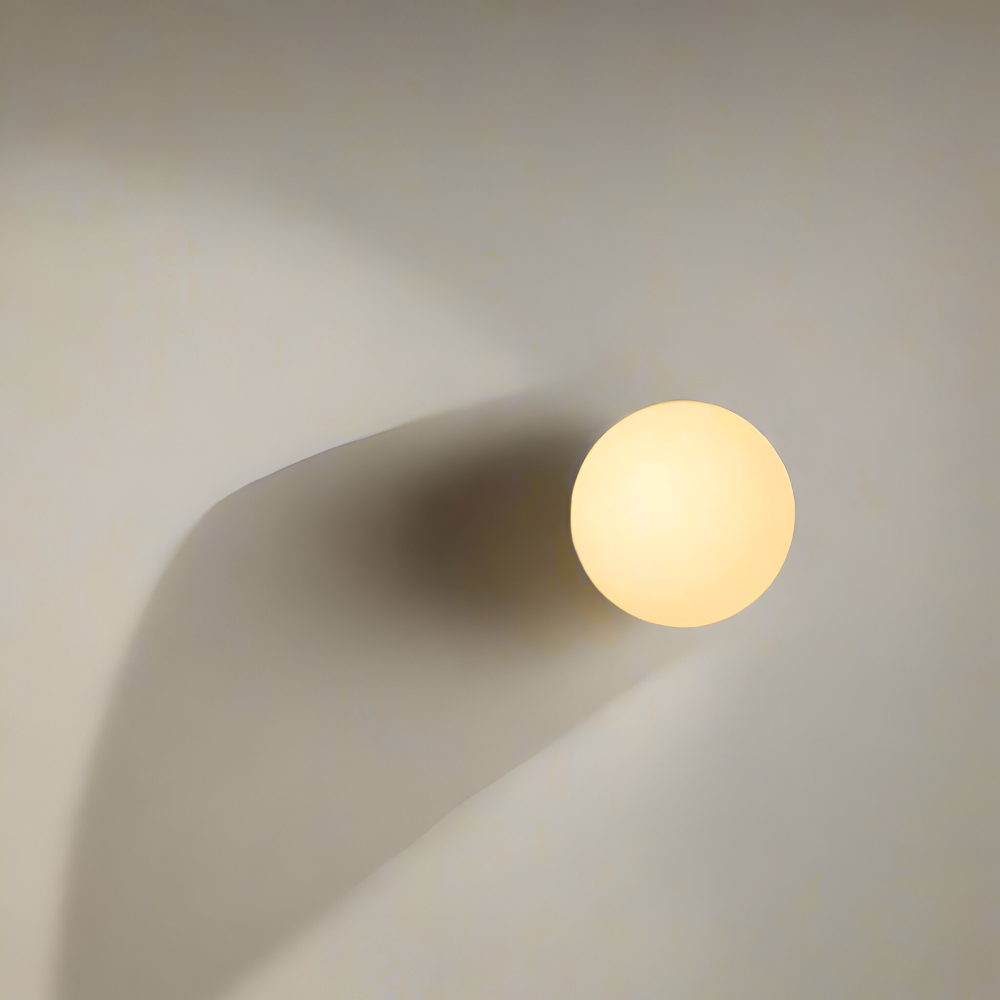 Okrągła lampa ścienna z mlecznego szkła minimalistyczna