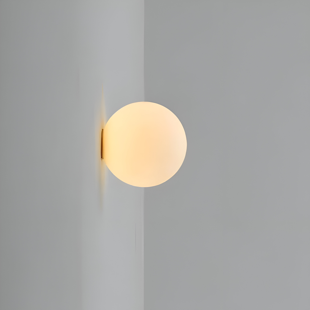 Okrągła lampa ścienna z mlecznego szkła minimalistyczna